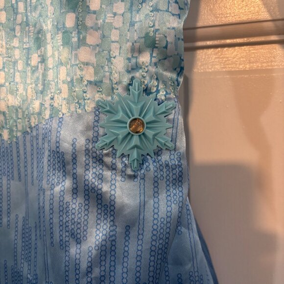 Frozen, Queen Elsa, complete dress up kit! Dress plays 2 songs, wand lights up! - Picture 5 of 12